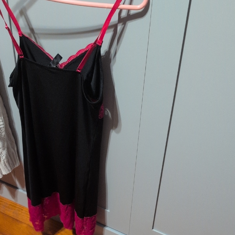 Marilyn Monroe Black Chemise with Pink Lace Trim - Picture 2 of 3